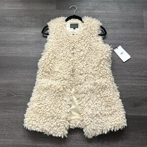 NWT Women’s Ugg vest size small color-cream
